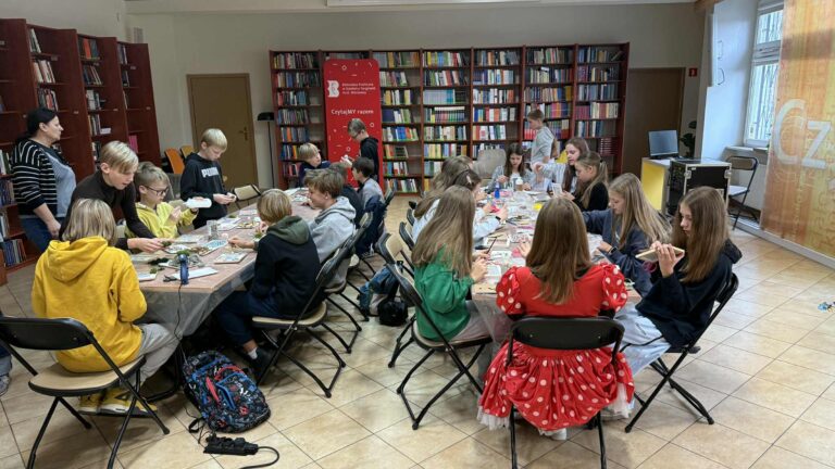 podczas spotkania młodzież robiła sobie selfie ze znanymi z bajek Myszkami i umieszczała zdjęcia w ramkach własnoręcznie ozdobionych