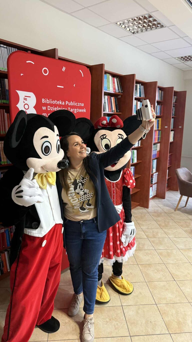 podczas spotkania młodzież robiła sobie selfie ze znanymi z bajek Myszkami i umieszczała zdjęcia w ramkach własnoręcznie ozdobionych