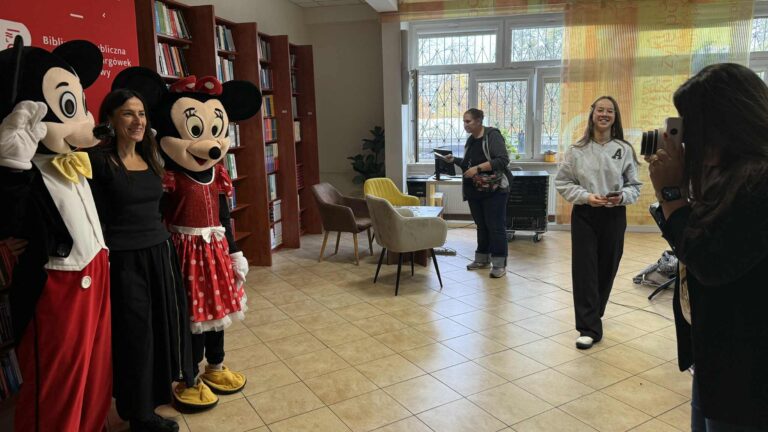 podczas spotkania młodzież robiła sobie selfie ze znanymi z bajek Myszkami i umieszczała zdjęcia w ramkach własnoręcznie ozdobionych