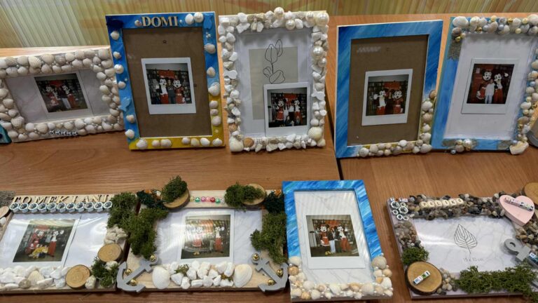 podczas spotkania młodzież robiła sobie selfie ze znanymi z bajek Myszkami i umieszczała zdjęcia w ramkach własnoręcznie ozdobionych