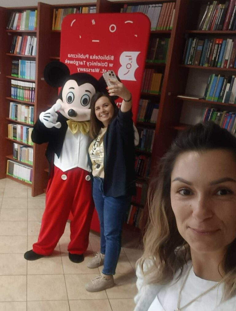 podczas spotkania młodzież robiła sobie selfie ze znanymi z bajek Myszkami i umieszczała zdjęcia w ramkach własnoręcznie ozdobionych