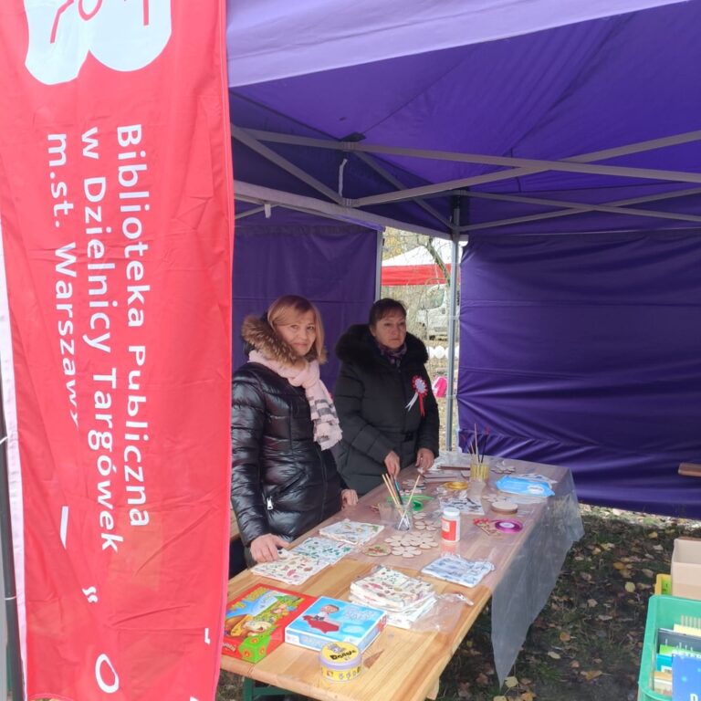 stoisko biblioteki podczas biegu niepodległości w lesie bródnowskim