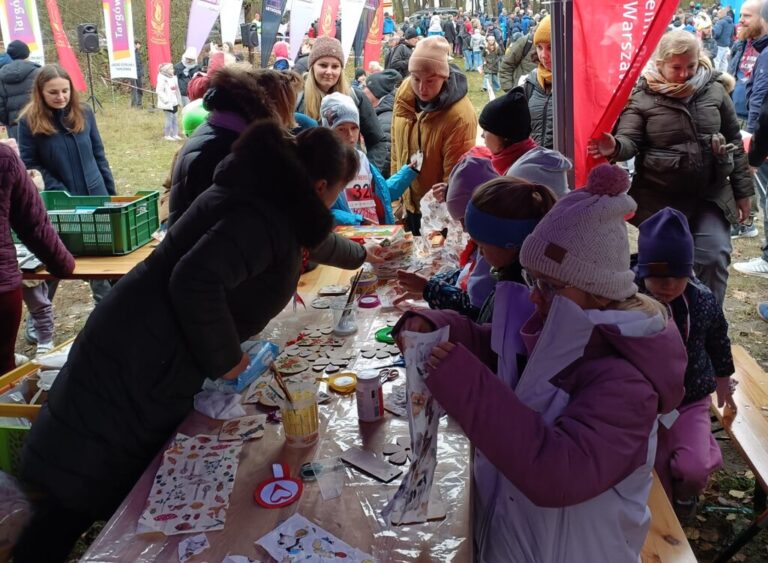 stoisko biblioteki podczas biegu niepodległości w lesie bródnowskim