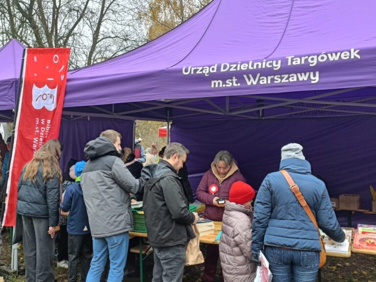 stoisko biblioteki podczas biegu niepodległości w lesie bródnowskim