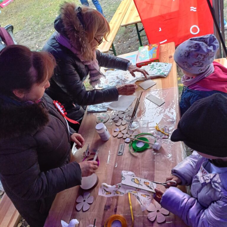 stoisko biblioteki podczas biegu niepodległości w lesie bródnowskim