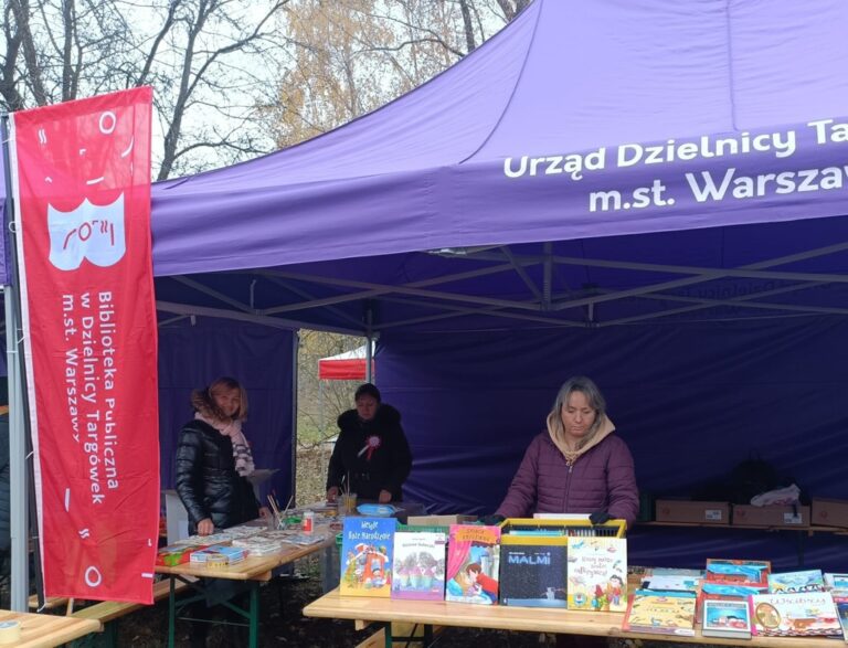 stoisko biblioteki podczas biegu niepodległości w lesie bródnowskim