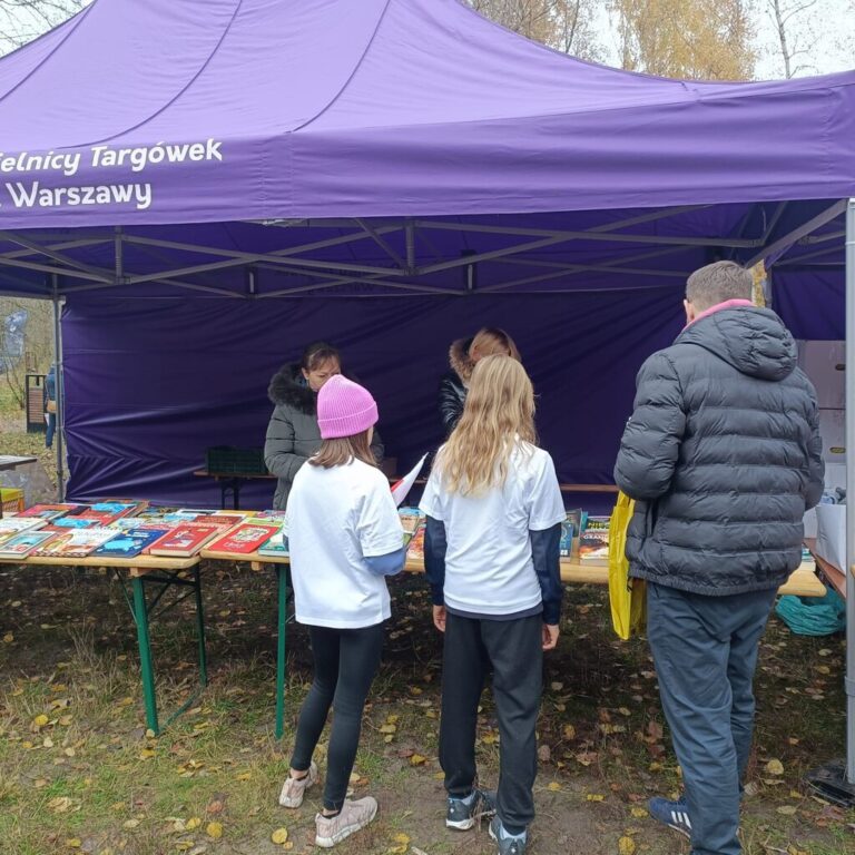 stoisko biblioteki podczas biegu niepodległości w lesie bródnowskim