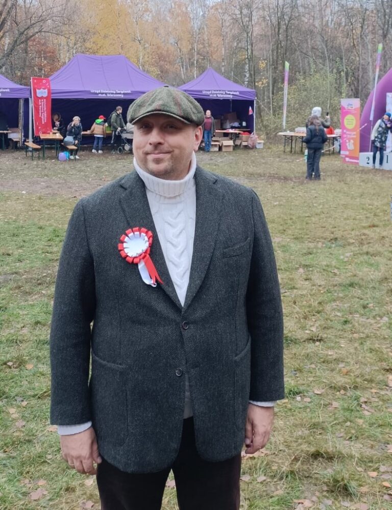 dyrektor biblioteki z przypiętym kotylionem