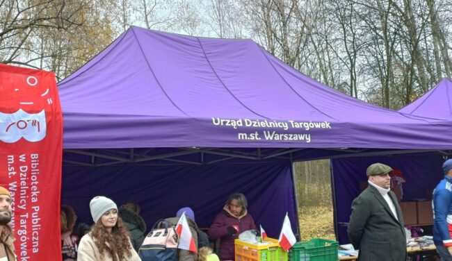 stoisko biblioteki podczas biegu niepodległości w lesie bródnowskim