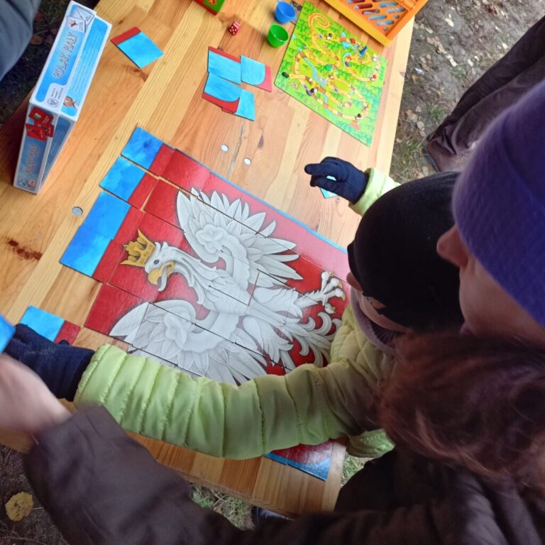 stoisko biblioteki podczas biegu niepodległości w lesie bródnowskim