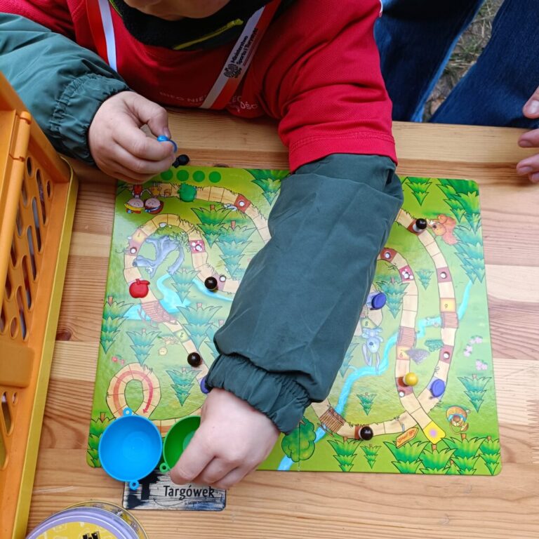 stoisko biblioteki podczas biegu niepodległości w lesie bródnowskim