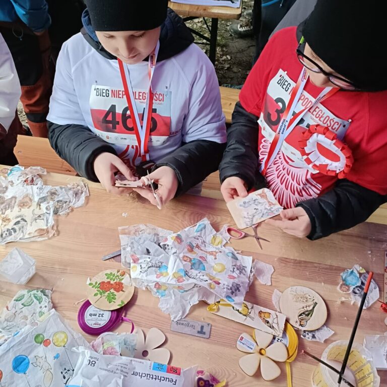 stoisko biblioteki podczas biegu niepodległości w lesie bródnowskim