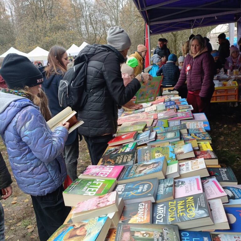 stoisko biblioteki podczas biegu niepodległości w lesie bródnowskim