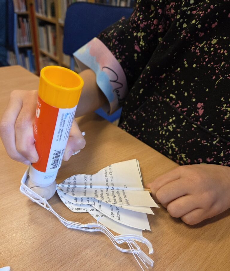 warsztaty tworzenia laleczek z kartek książek