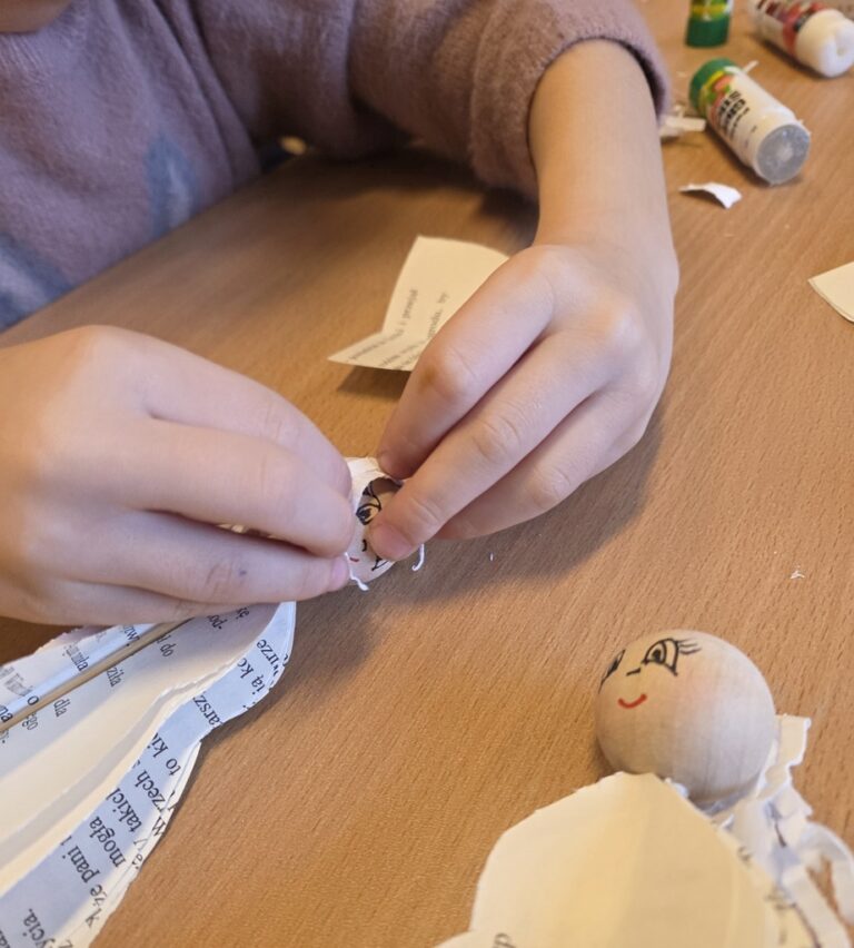 warsztaty tworzenia laleczek z kartek książek