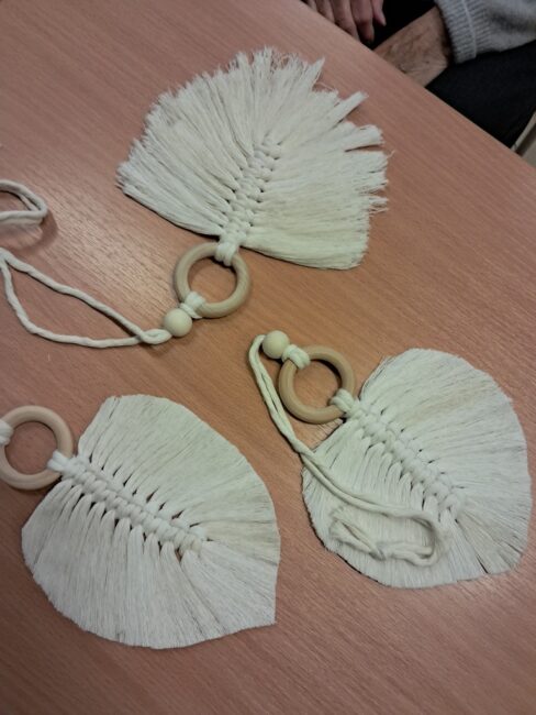 tworzenie makramowych upięć do firanek