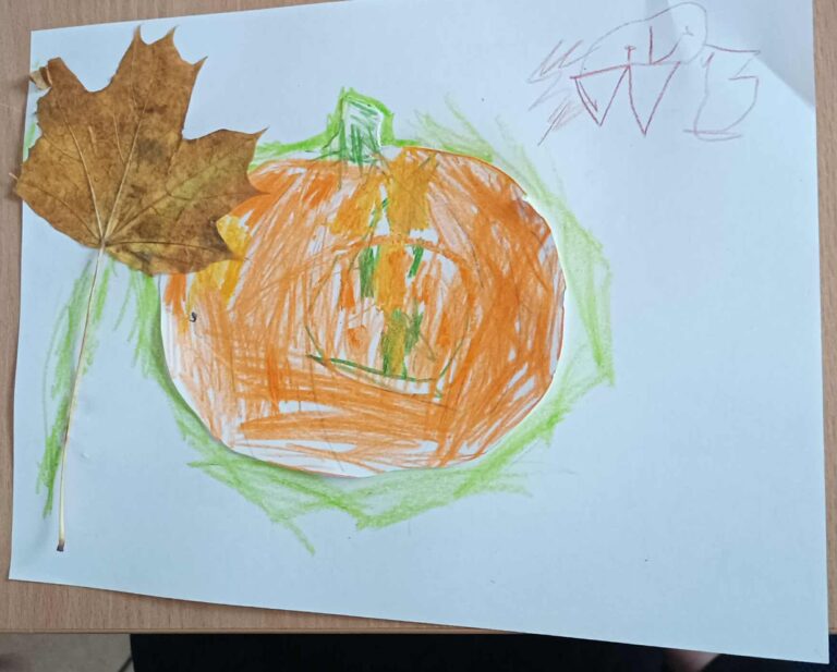 prace plastyczne powstałe podczas zajęć w bibliotece