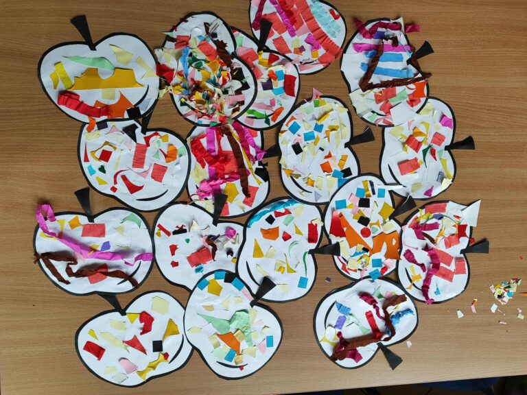 prace plastyczne powstałe podczas zajęć w bibliotece