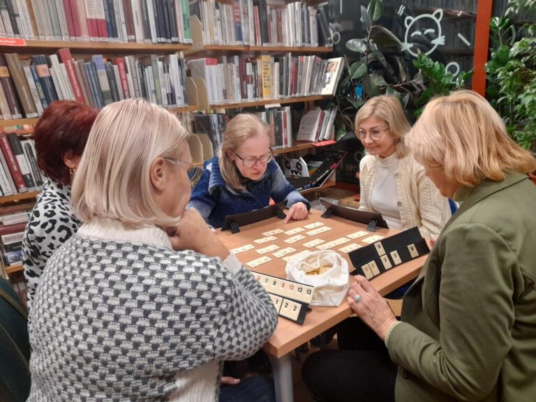 gra w planszówki w bibliotece