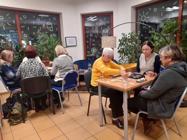 gra w planszówki w bibliotece