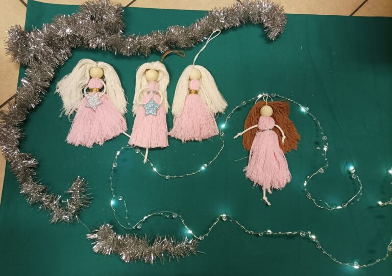 świąteczne aniołki stworzone podczas warsztatów w bibliotece