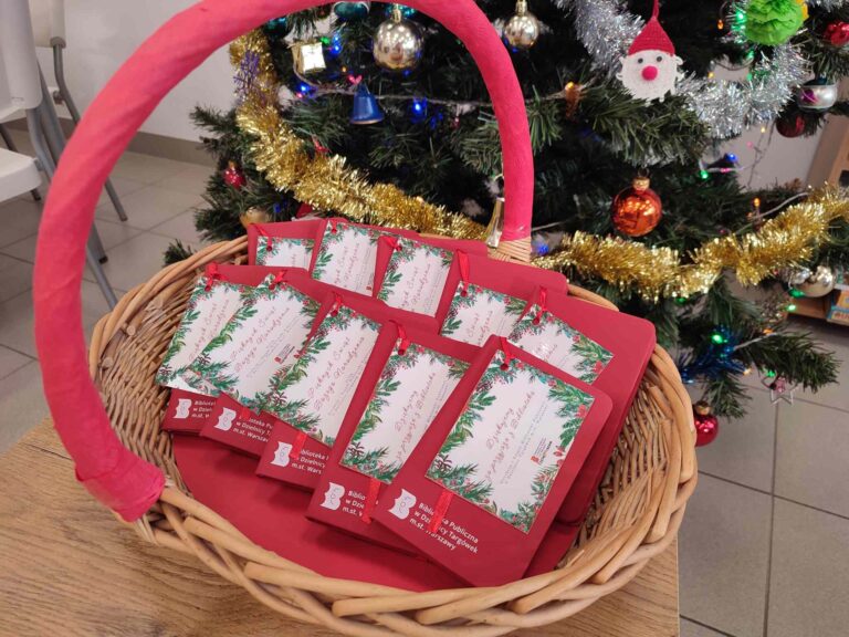 świąteczny koszyk z książkami