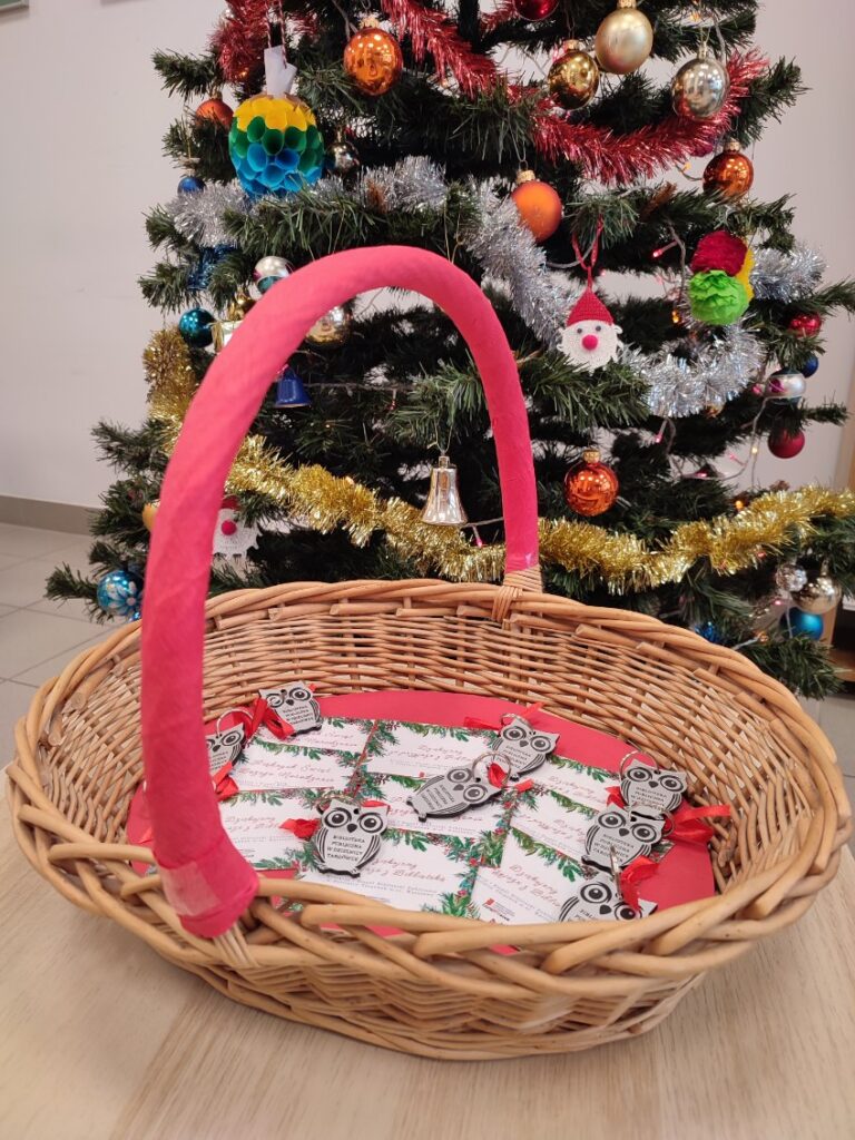 koszyk wiklinowy z karteczkami z życzeniami świątecznymi