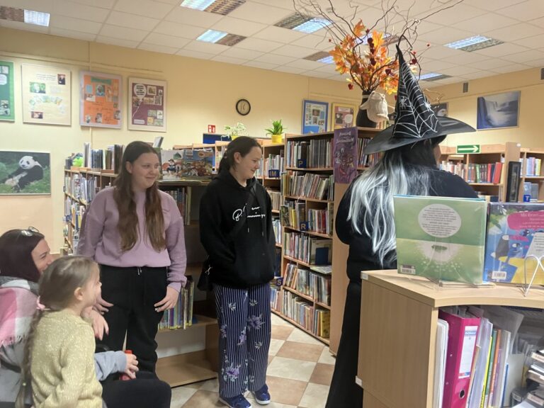 zabawa andrzejkowa w bibliotece; bibliotekarki przebrane za cygankę i czarownicę