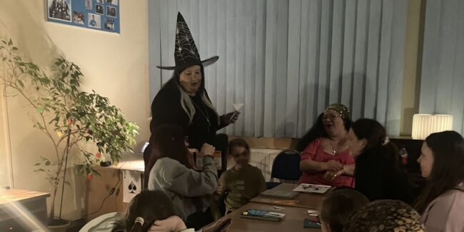 zabawa andrzejkowa w bibliotece; bibliotekarki przebrane za cygankę i czarownicę