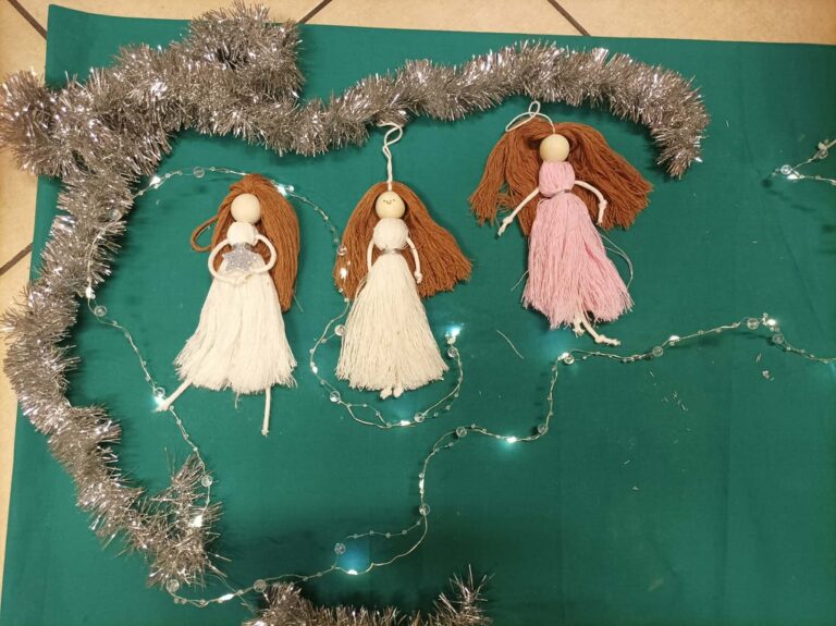 świąteczne aniołki stworzone podczas warsztatów w bibliotece