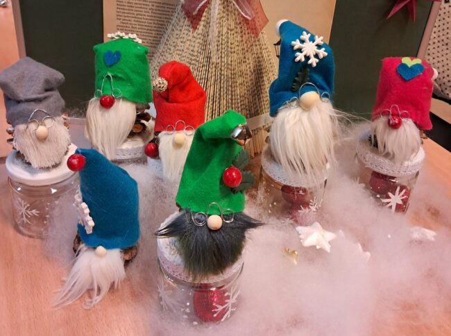 gnomy powstałe podczas warsztatów w ramach spotkania Herbaciana środa