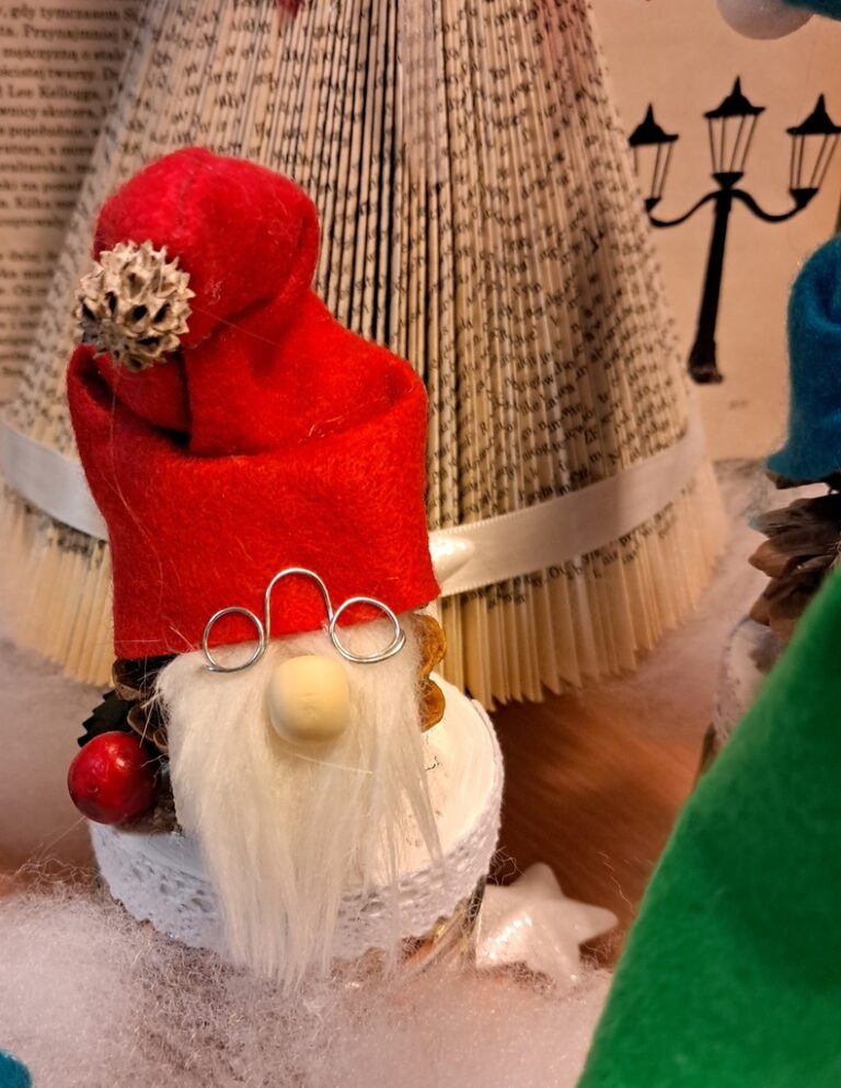 gnomy powstałe podczas warsztatów w ramach spotkania Herbaciana środa