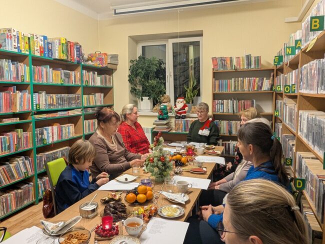 śpiewanie kolęd w bibliotece i tworzenie ozdób świątecznych