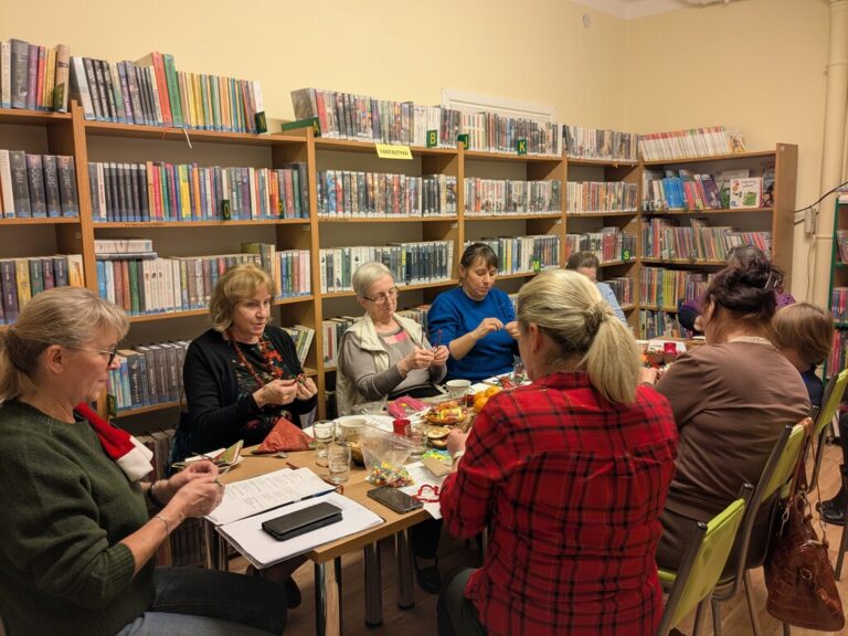 śpiewanie kolęd w bibliotece i tworzenie ozdób świątecznych