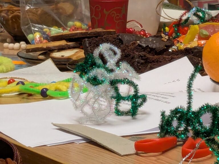 śpiewanie kolęd w bibliotece i tworzenie ozdób świątecznych