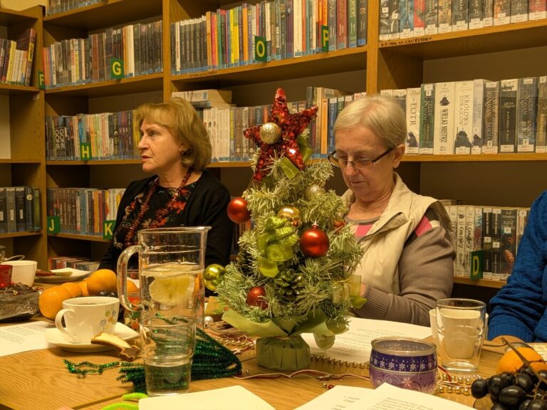 śpiewanie kolęd w bibliotece i tworzenie ozdób świątecznych