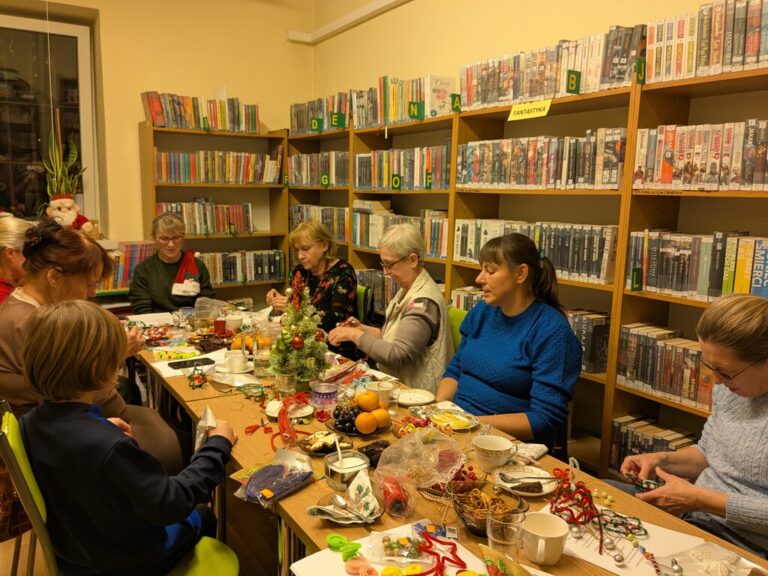 śpiewanie kolęd w bibliotece i tworzenie ozdób świątecznych