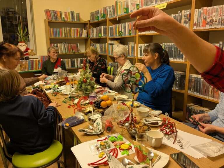 śpiewanie kolęd w bibliotece i tworzenie ozdób świątecznych