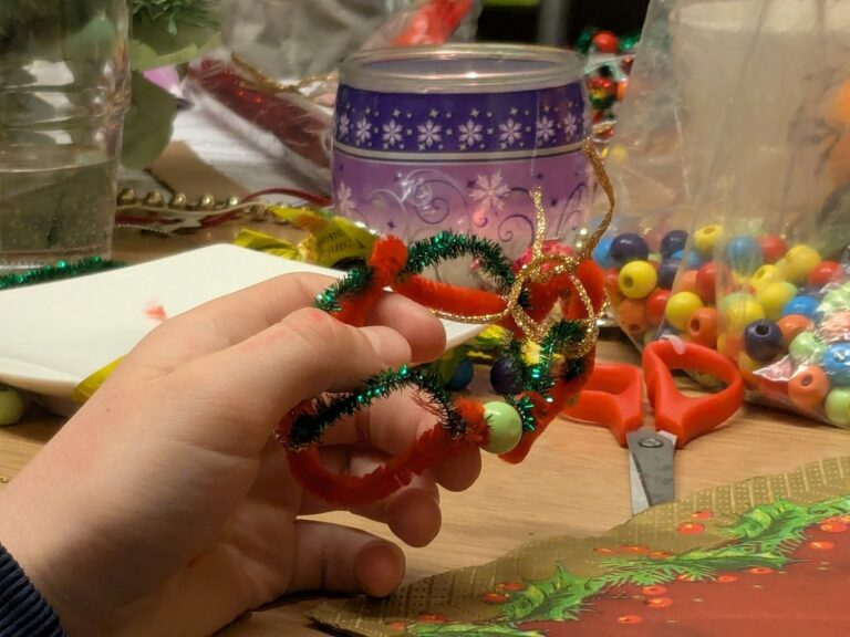 śpiewanie kolęd w bibliotece i tworzenie ozdób świątecznych