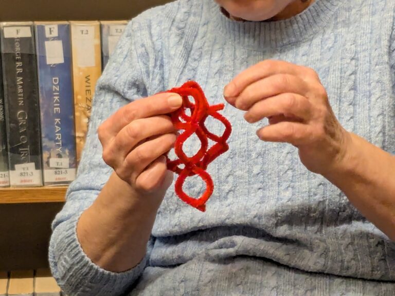 śpiewanie kolęd w bibliotece i tworzenie ozdób świątecznych