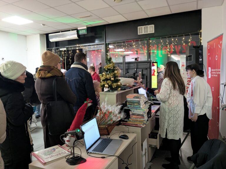 otwarcie książkomatu na Zamkowej 8