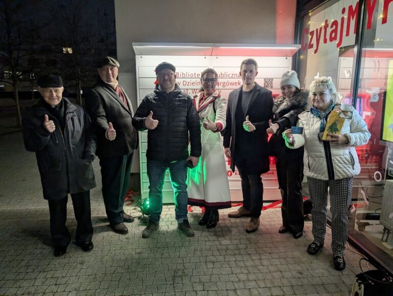 otwarcie książkomatu na Zamkowej 8