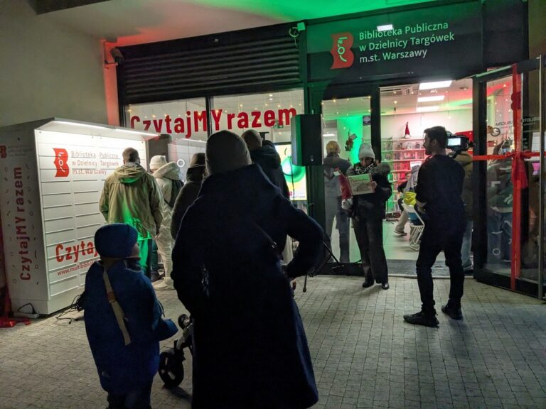 otwarcie książkomatu na Zamkowej 8