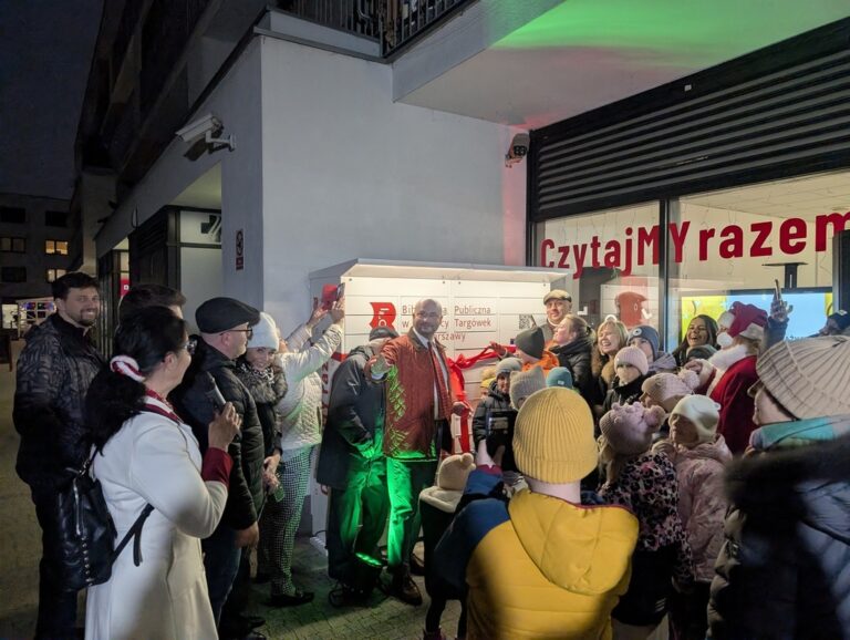 otwarcie książkomatu na Zamkowej 8