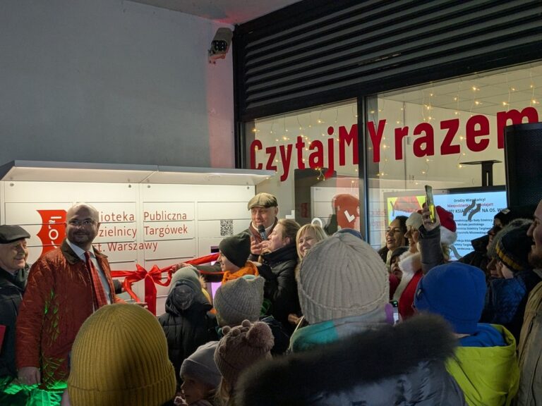 otwarcie książkomatu na Zamkowej 8