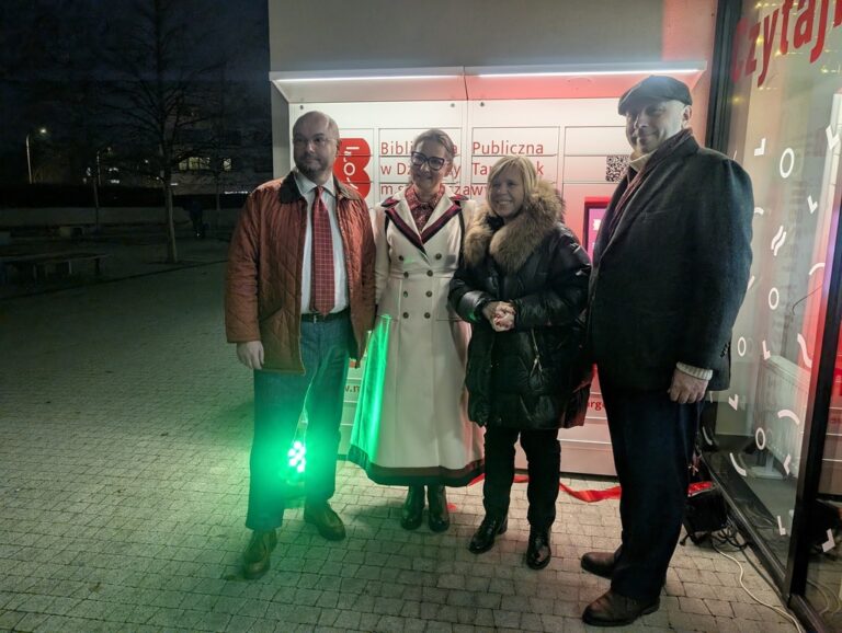 otwarcie książkomatu na Zamkowej 8