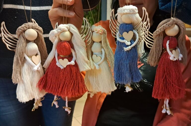 anioły wykonane techniką makramy podczas warsztatów w bibliotece