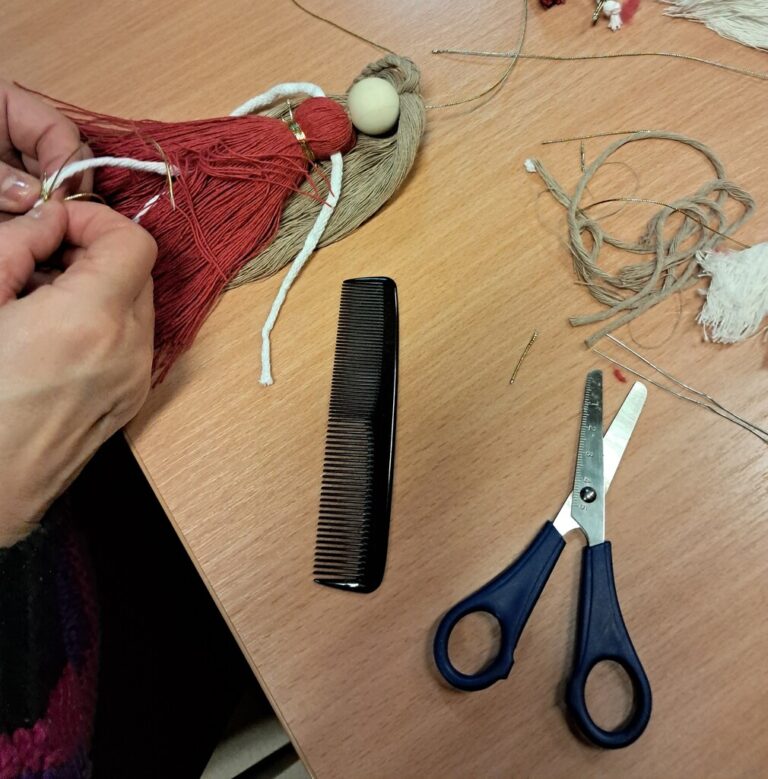 anioły wykonane techniką makramy podczas warsztatów w bibliotece