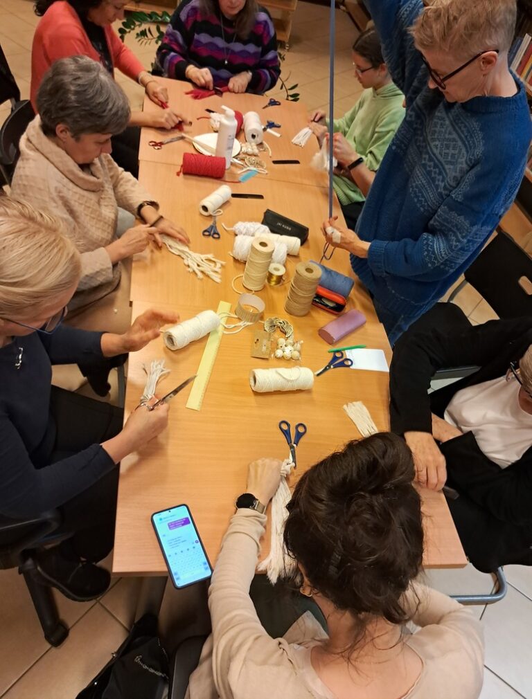 anioły wykonane techniką makramy podczas warsztatów w bibliotece