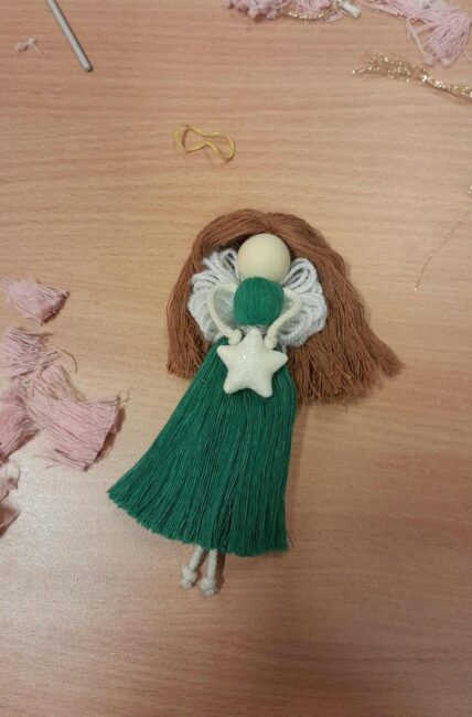 świąteczne aniołki stworzone podczas warsztatów w bibliotece